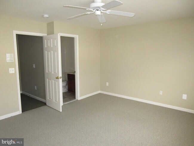 Building Photo - 3865 Eisenhower Ave