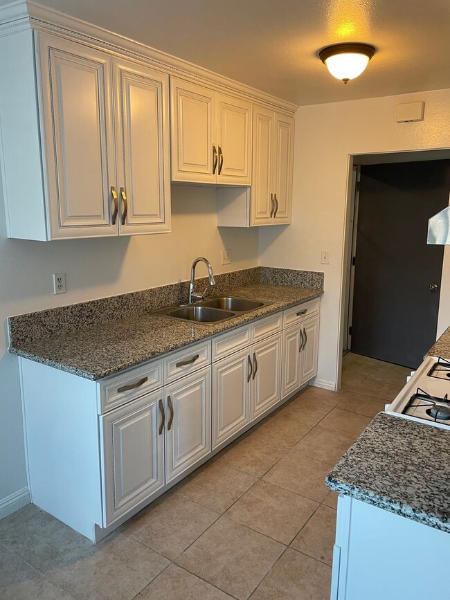 Primary Photo - Newly Remodeled 2 BR Apartment in Baldwin ...