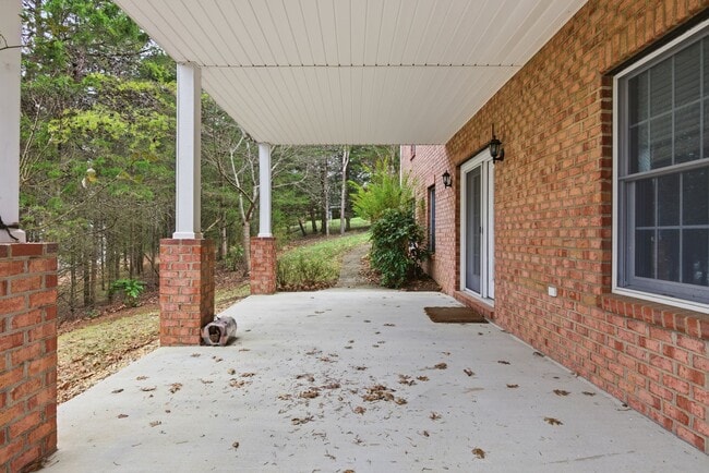 Building Photo - 4 Bed/3 Bath. Pet Friendly. Master on Main