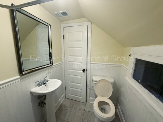 Building Photo - 70 Radcliffe St