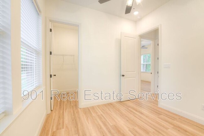 Building Photo - 1010 N Pkwy