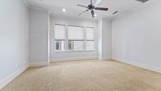 Building Photo - 931 W 23rd St