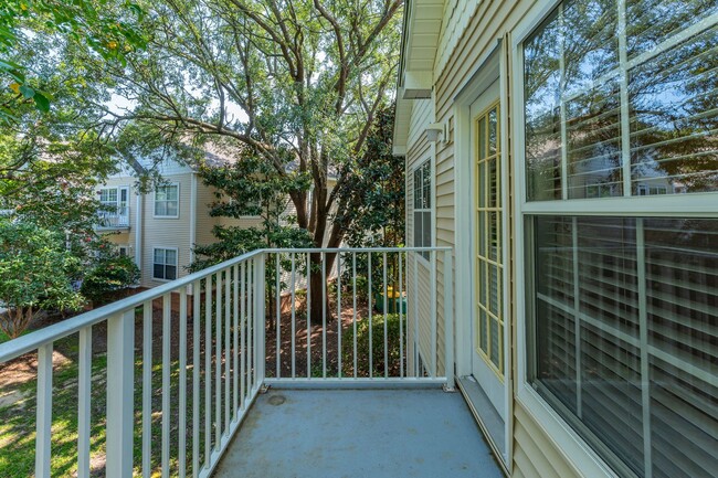 Building Photo - 2 Bedroom Apartment Overlooking Pool