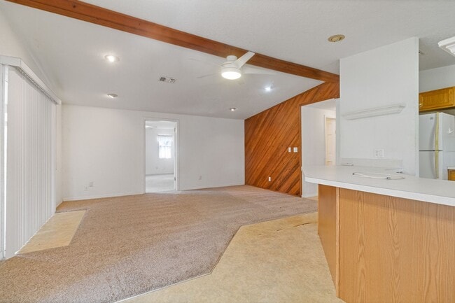 Building Photo - Escape to your private retreat!