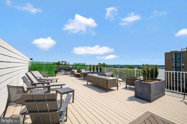 Building Photo - 635 Slaters Ln