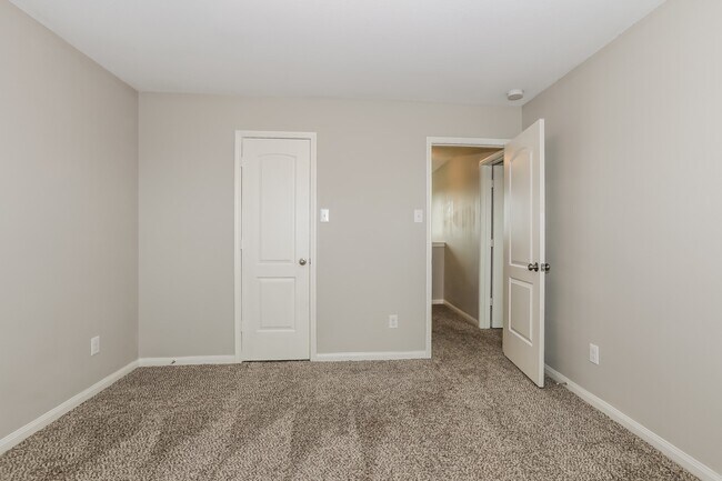 Building Photo - 20718 Round Key Dr