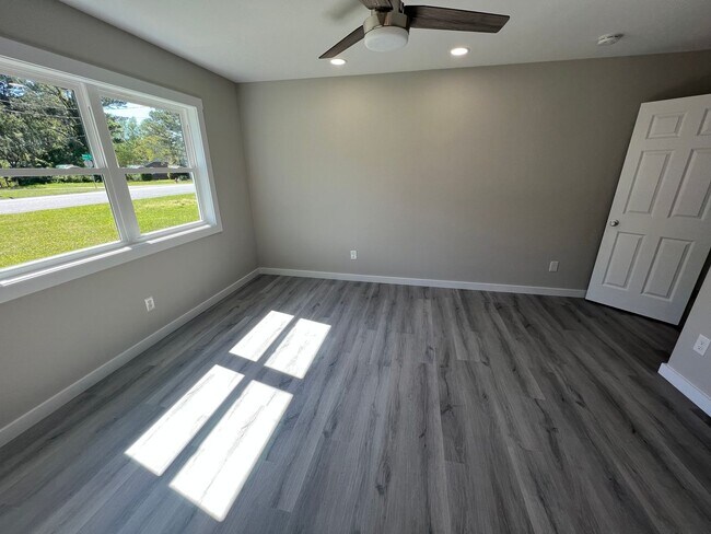 Building Photo - Remodeled 3 bedroom/2 bathroom home with d...