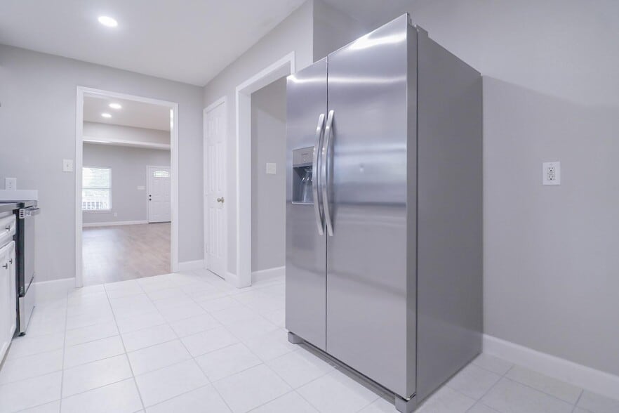 Building Photo - 6150 Ridgeway Dr