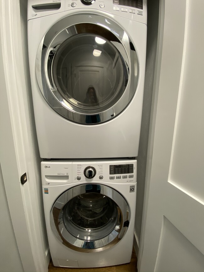 In-Unit Washer/Dryer - 15 W Bellflower St