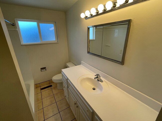 Building Photo - Beautiful 4-Bedroom Home in Desirable Holladay Neighborhood