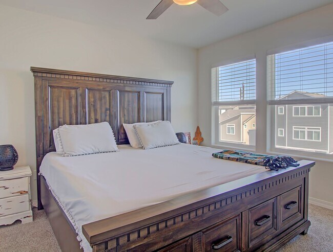 Building Photo - Bright & Open 3-Bed | Great Yard + Mountai...