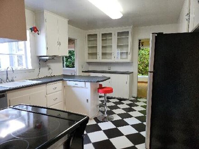 Building Photo - Spacious 3 Bedroom, 2 Bath Home on Private...