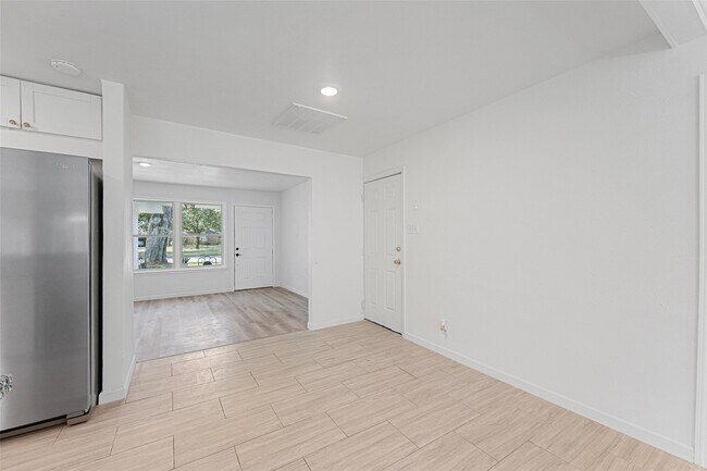 Building Photo - 5010 W 43rd St