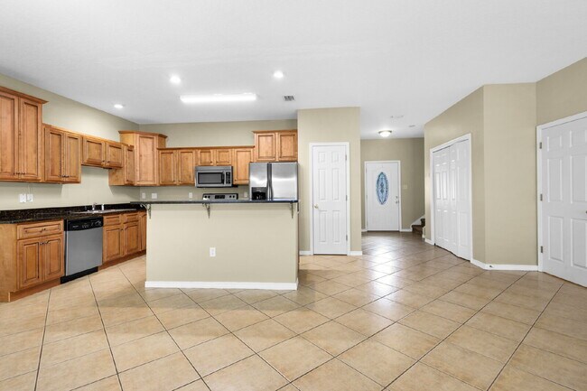Building Photo - "Charming 3-Bedroom Townhouse Oasis in For...