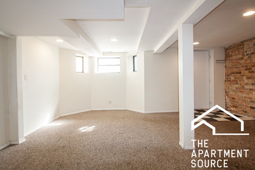 Building Photo - 826 W Dakin St