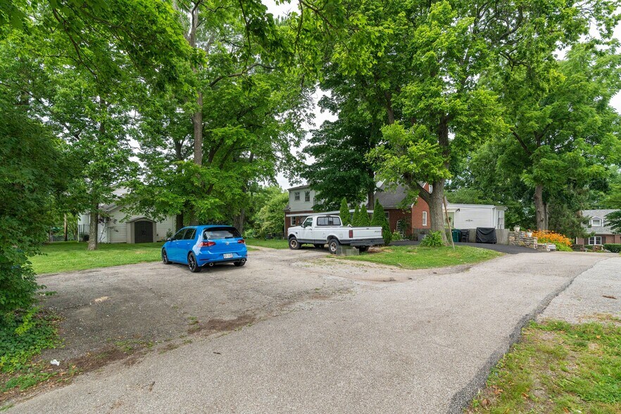 Building Photo - 2320 Beechmont Ave