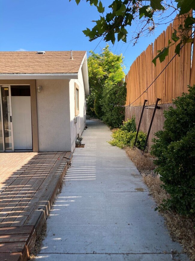 Building Photo - **READY FOR MOVE IN** 3 Bedroom/2 Bath Single Story Home