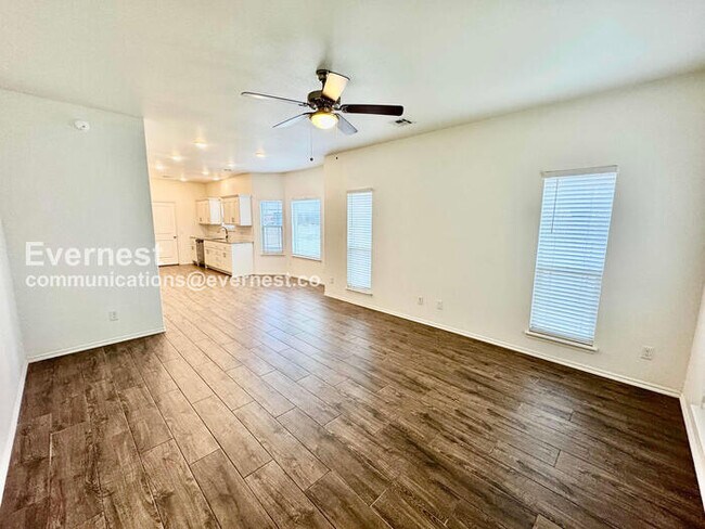 Building Photo - 3 Bed, 2 Bath Home with Garage / Pet-Friendly / Available Now!