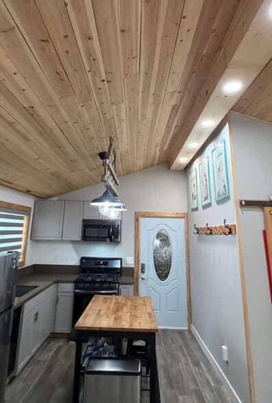 Building Photo - 7711 Owensmouth Ave