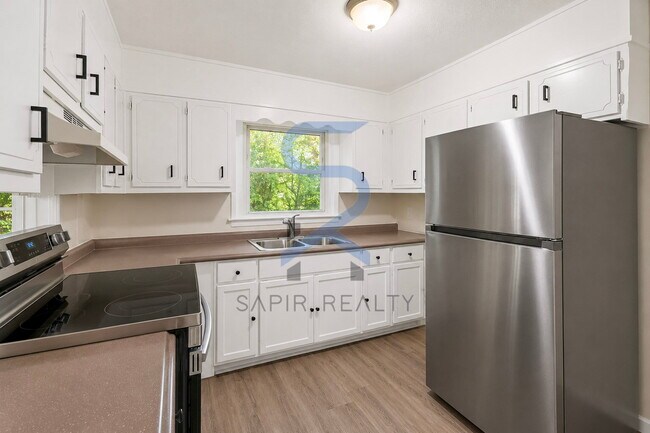 Building Photo - Paws Welcome! Charming 3BR Home in Historic Lithonia