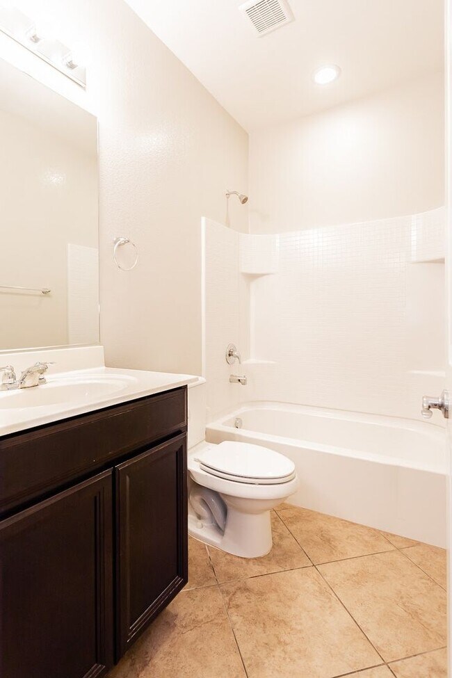 Building Photo - Exquisite 5 bedroom 4 bathroom home with fresh paint and new carpet waiting for you!