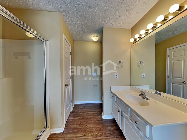 Building Photo - 1305 Carlysle Park Dr