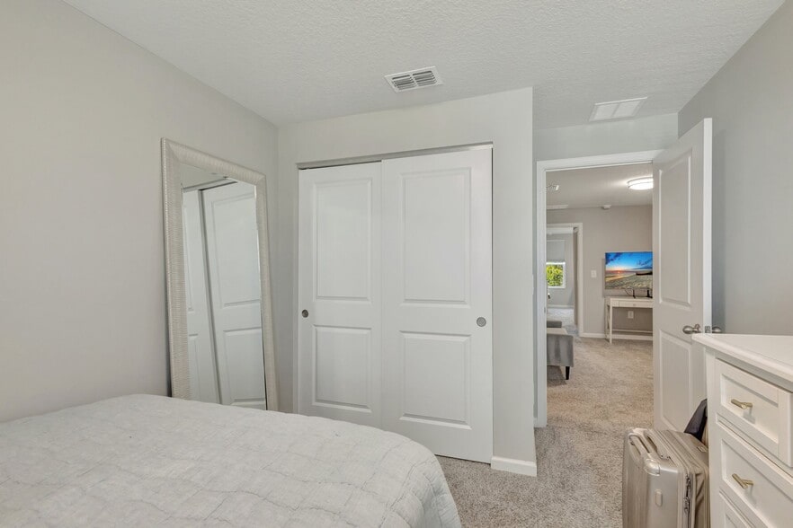 Building Photo - 396 SE Sea Hunt Way
