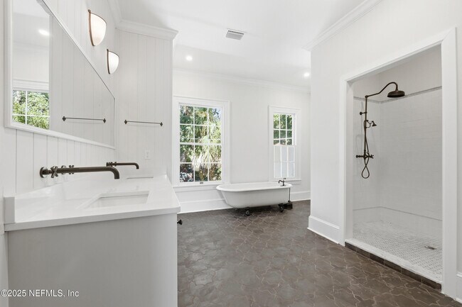 Building Photo - 2979 St Johns Ave