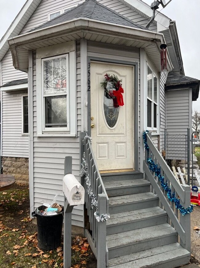 Primary Photo - 4 Bedroom Single-Family Home in Milwaukee