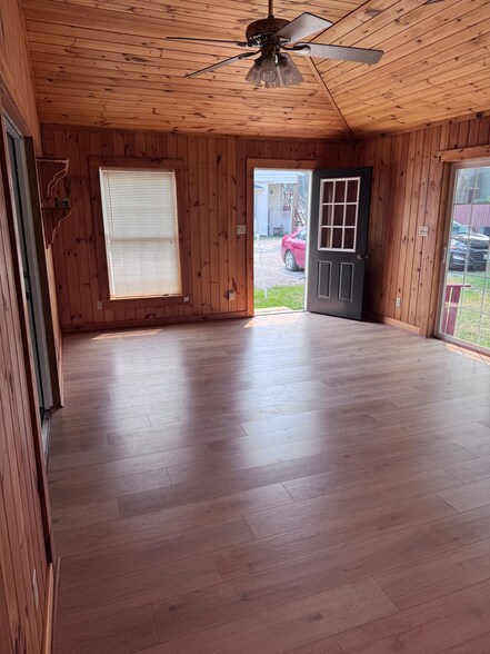 Bonus Room - 906 West Ave