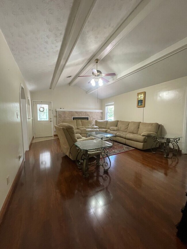 Building Photo - Walking Distance to the Parkway!