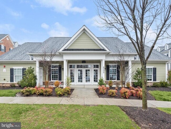 Building Photo - 5803 Lois Ln