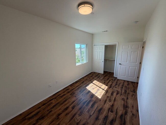 Building Photo - 1406 N Bradley Rd