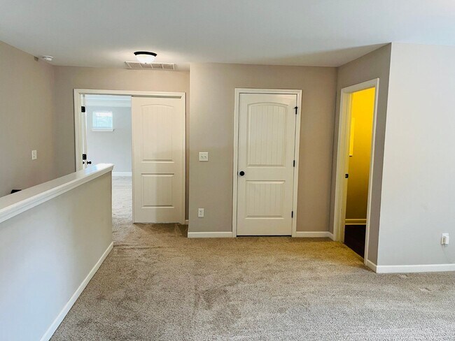 Building Photo - WOW! 5 bed, 4 full baths, brick exterior, ...