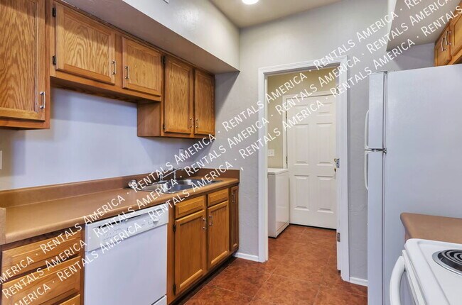 Building Photo - 1013 E Halcyon Rd