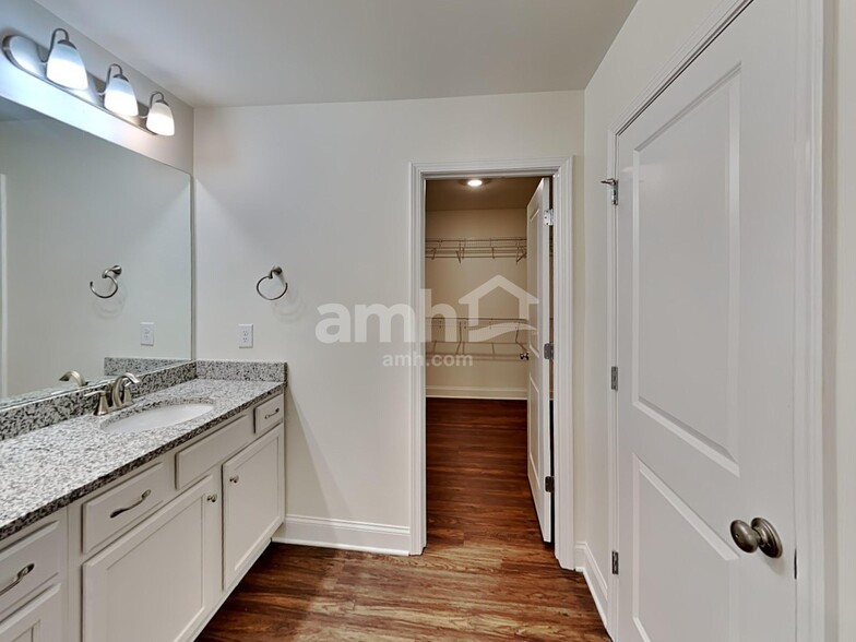 Building Photo - 898 Carnaby Ln