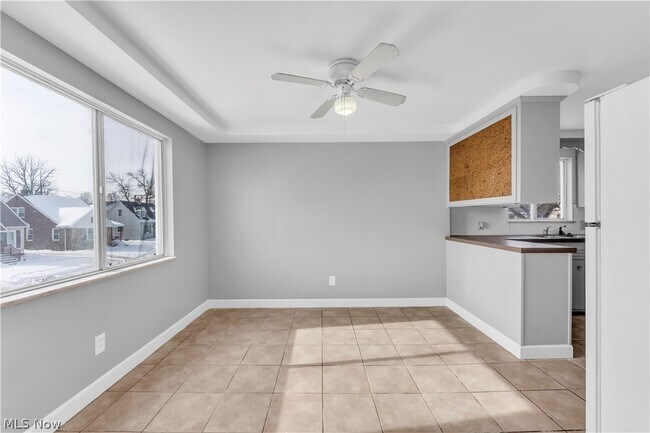 Building Photo - 10725 Vernon Ave