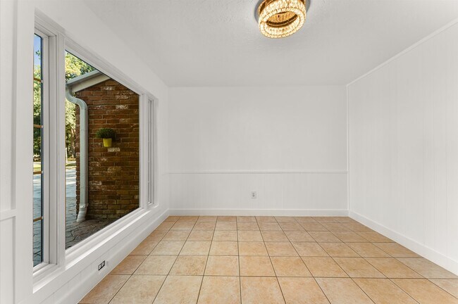 Building Photo - 33 Crystal Lake Ln