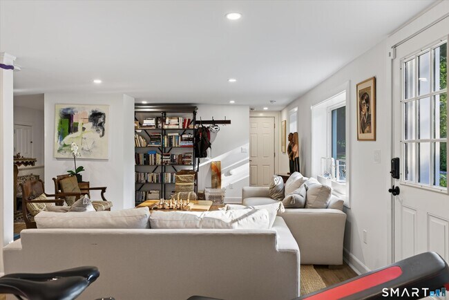 Building Photo - 6 Abbotts Ln