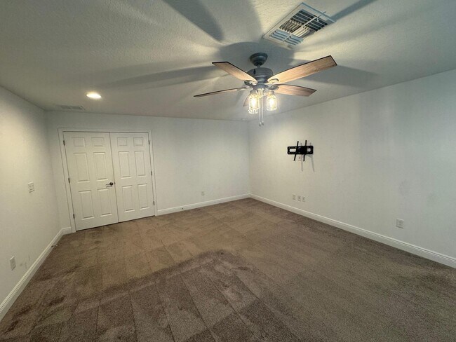 Building Photo - Spacious 5-Bedroom Riverview Home