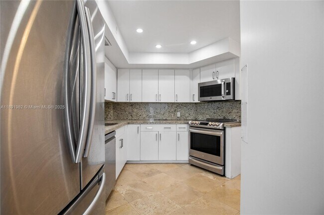 Building Photo - 4925 Collins Ave