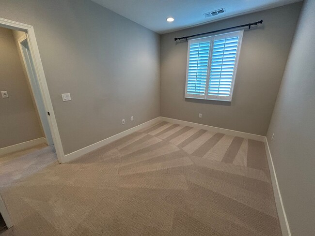 Building Photo - Brighton Oaks Beauty Just Steps from Downt...