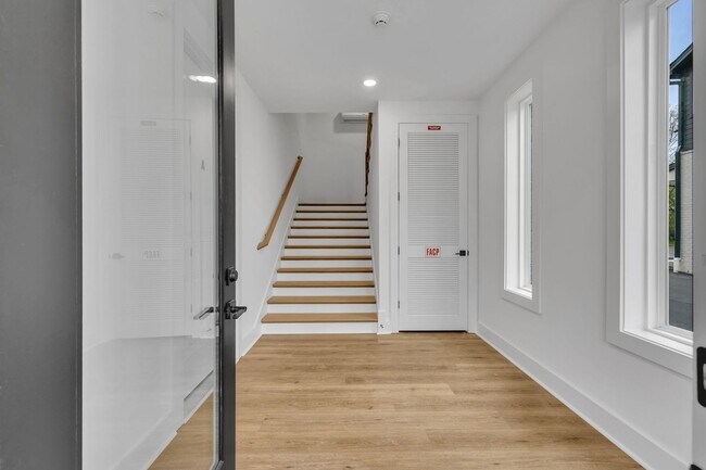 Building Photo - 423C Veritas St