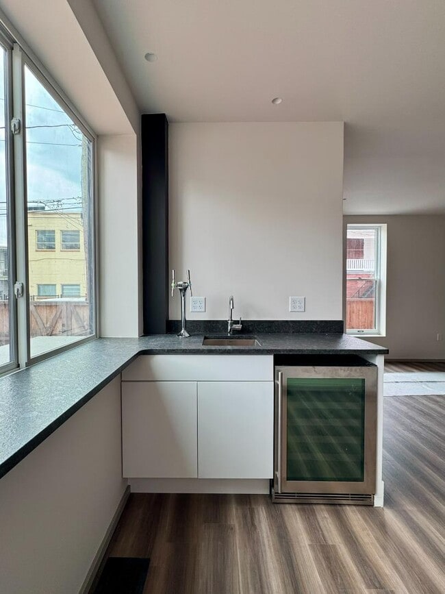 Building Photo - 107 Calder St