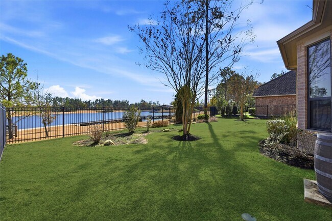 Building Photo - 15314 Viviente Dr