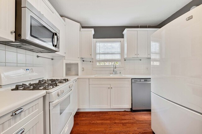 Building Photo - Charming Bryker Woods Retreat