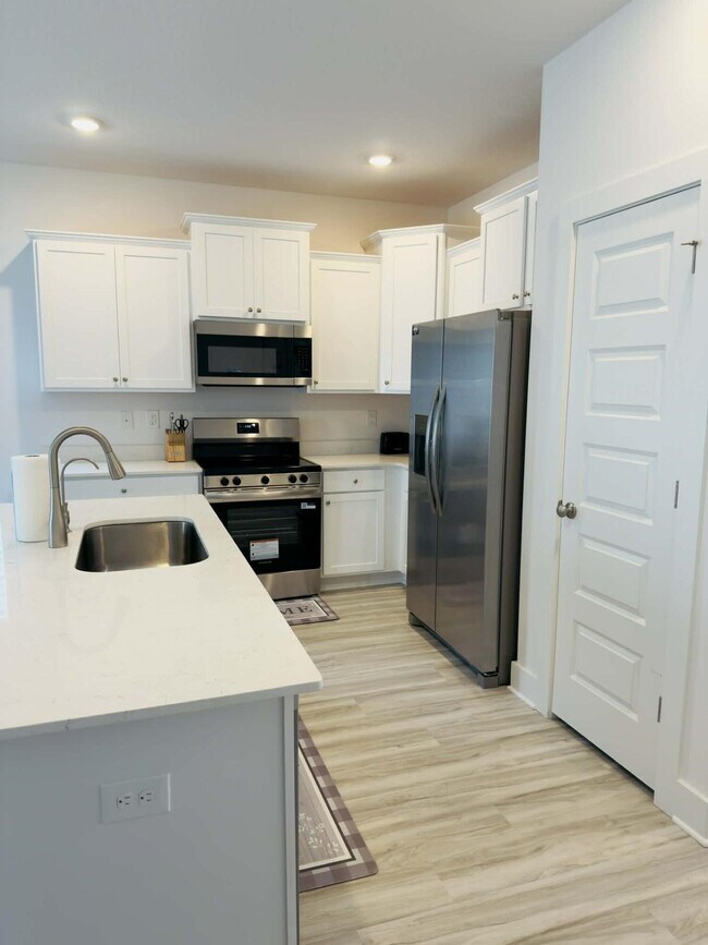 Building Photo - 40 Hawk St