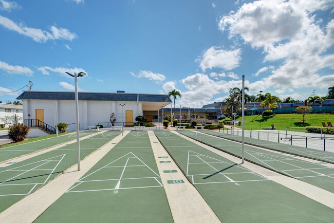 Building Photo - 2840 Lake Osborne Dr