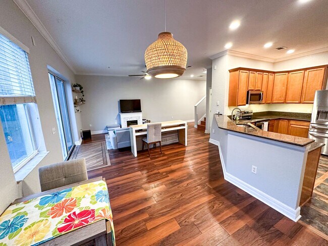 Building Photo - 3 Bed/ 2.5 Bath Pet Friendly Home!