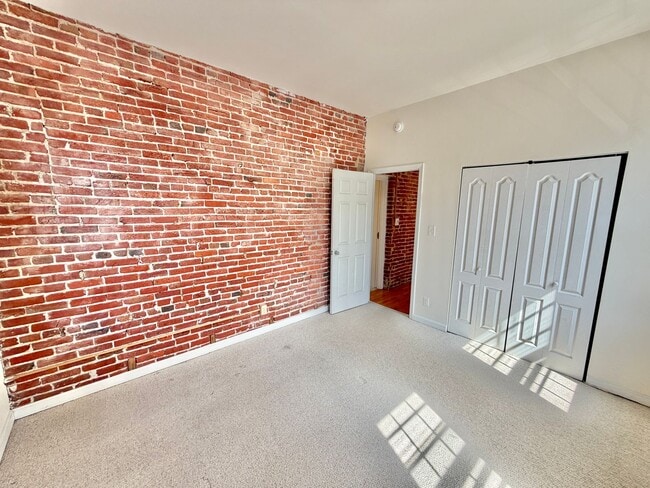 Building Photo - Dupont Prime Location Tree-Lined Corcoran St & 17th 1 bed 1 bath Condo UTILITIES INCLUDED.